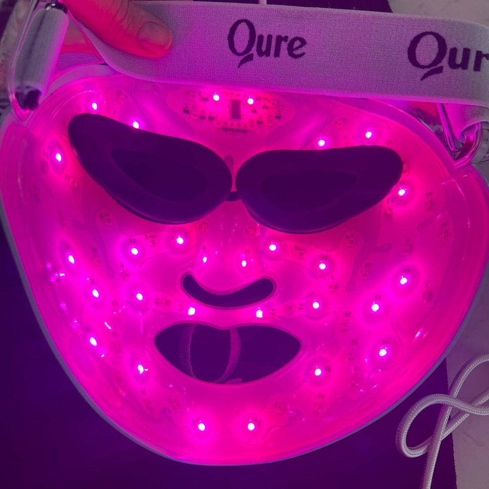 QURE LED Facial Mask - Picture 4 of 5